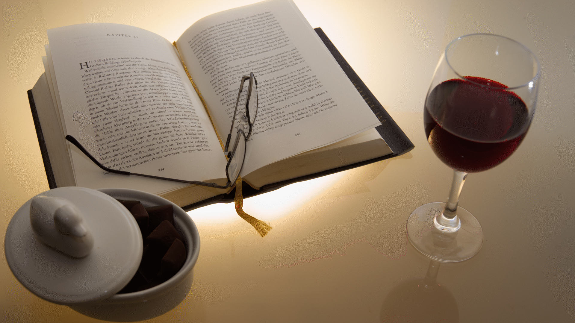 Buch, Brille, Wein und Schokolade